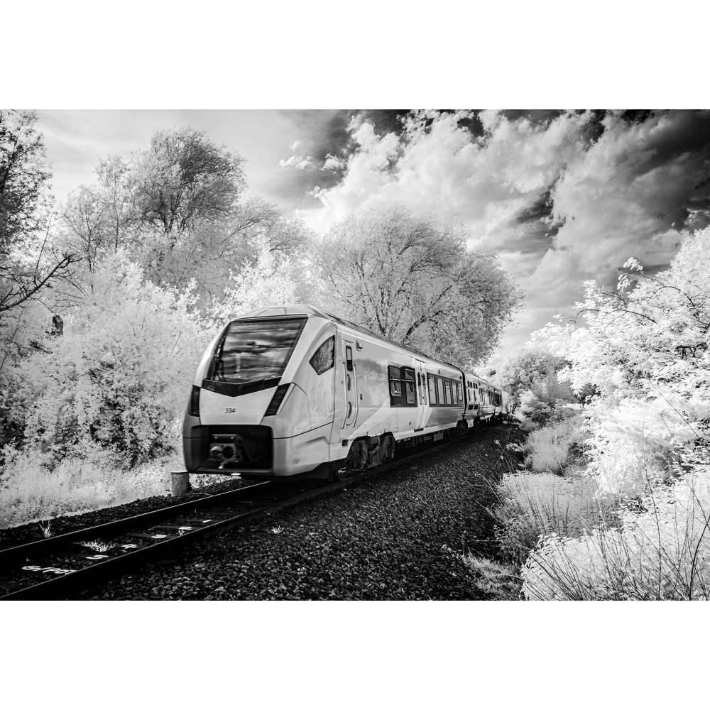 bh90-085_-_great_eastern_train_in_infra_red_by_bill_hiskett